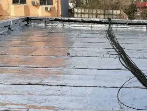 太平卫生间漏水维修公司分享下太平屋面楼顶防水刚性防水层施工要点。